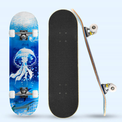 Девушка колеса Pu отработанной формовочной смеси нося скейтборд древесина клена 7 слоев